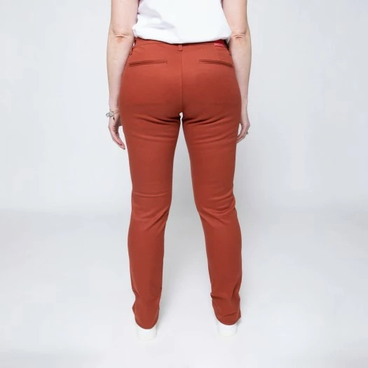 1083 CHINO SLIM 264 FUSELE Coton Bio Filidenim Flex Uni Terracotta Femme 4 1083 CHINO SLIM 264 FUSELE Coton Bio Filidenim Flex Uni Terracotta Femme – Image 4