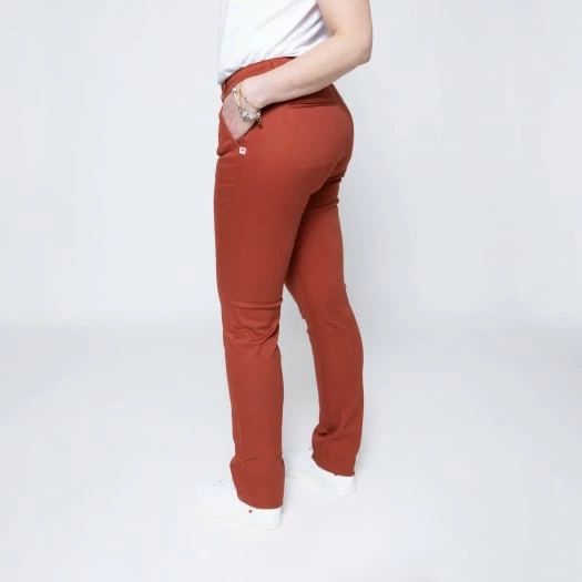 1083 CHINO SLIM 264 FUSELE Coton Bio Filidenim Flex Uni Terracotta Femme 3 1083 CHINO SLIM 264 FUSELE Coton Bio Filidenim Flex Uni Terracotta Femme – Image 3