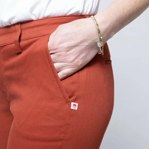 1083 CHINO SLIM 264 FUSELE Coton Bio Filidenim Flex Uni Terracotta Femme 5 1083 CHINO SLIM 264 FUSELE Coton Bio Filidenim Flex Uni Terracotta Femme – Image 5